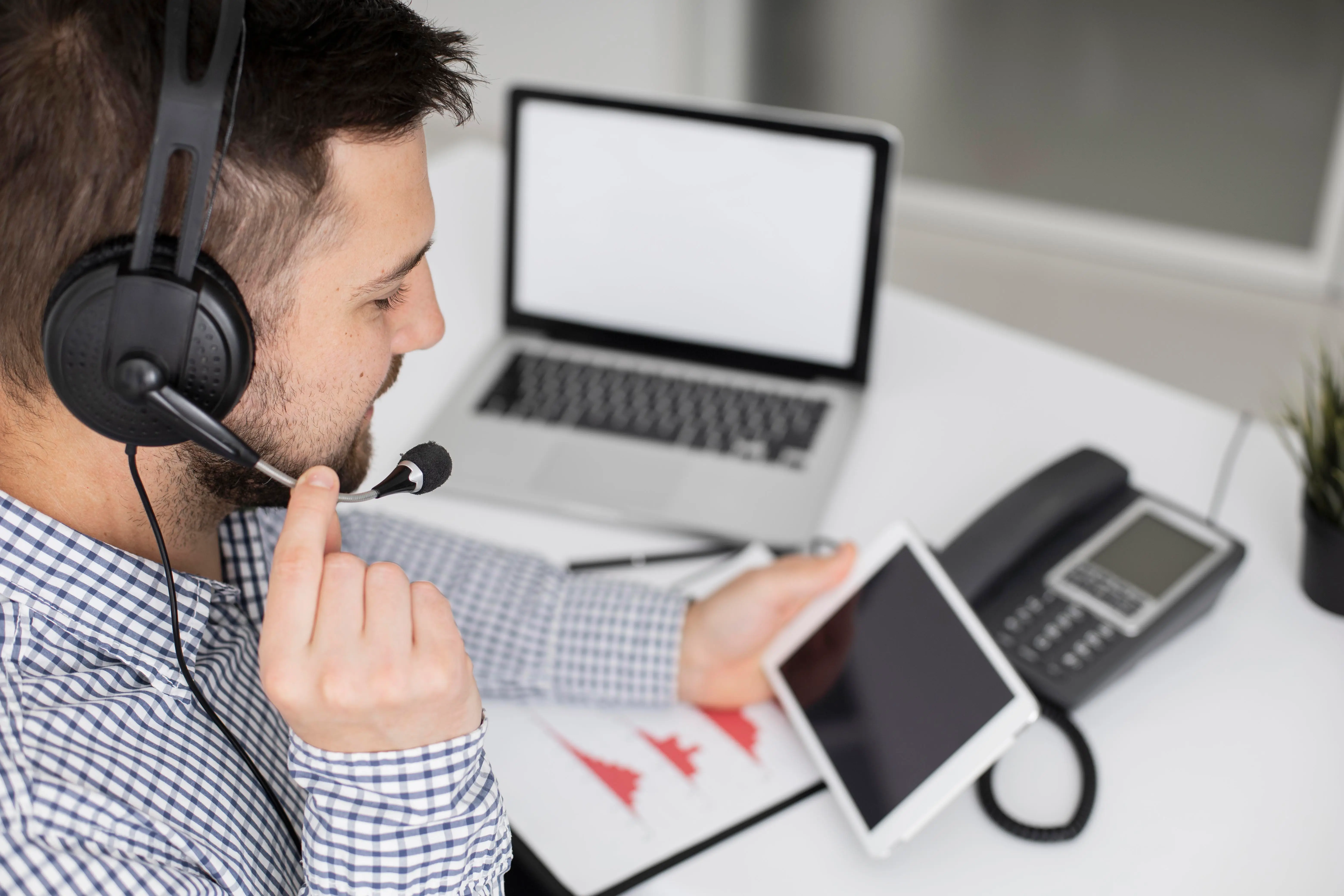 Agente de servicio al cliente con auriculares