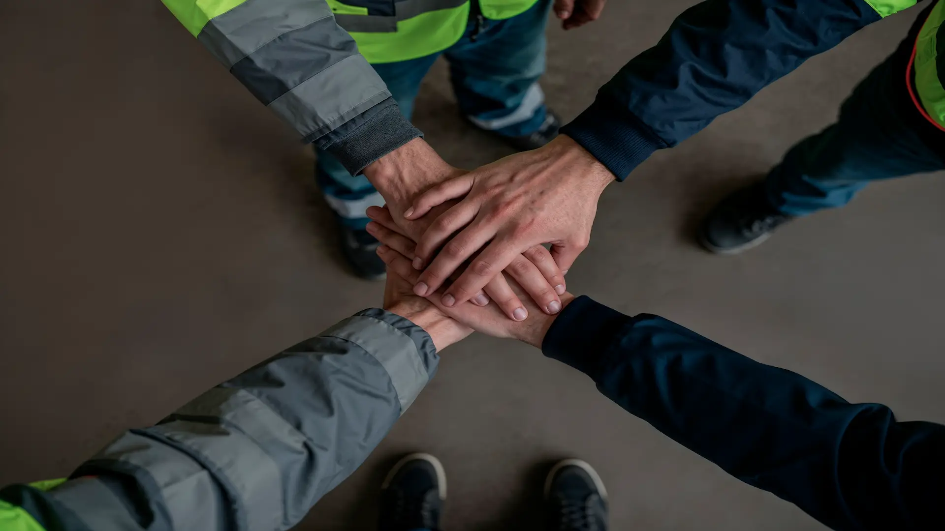 Equipo de trabajo uniendo sus manos